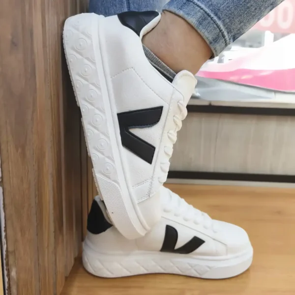 Tenis V Negra