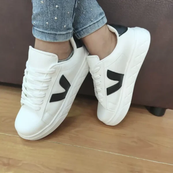 Tenis V Negra